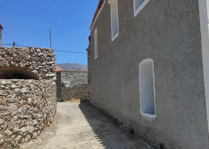 Traditional House At Mani بيت للعطل Flomochori
