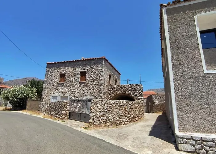 Traditional House At Mani بيت للعطل *