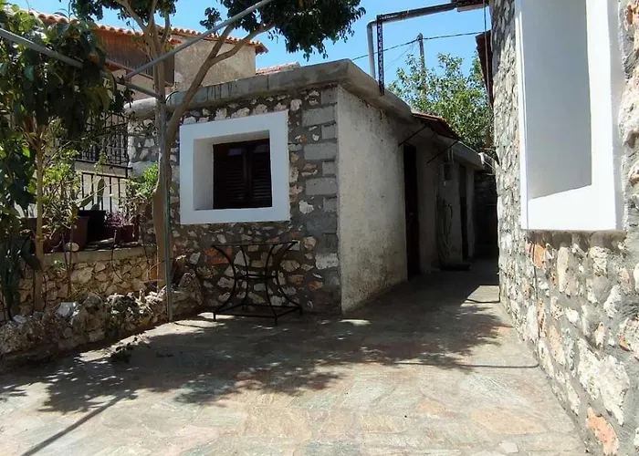 Traditional House At Mani بيت للعطل *
